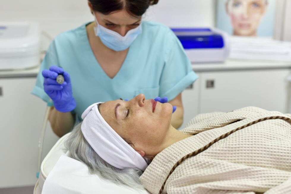 hydrafacial tretman za lice, vrat i dekolte, pacijent na hydrafacial tretmanu, doktorka i pacijent, tokom trajanja hydrafacial tretmana