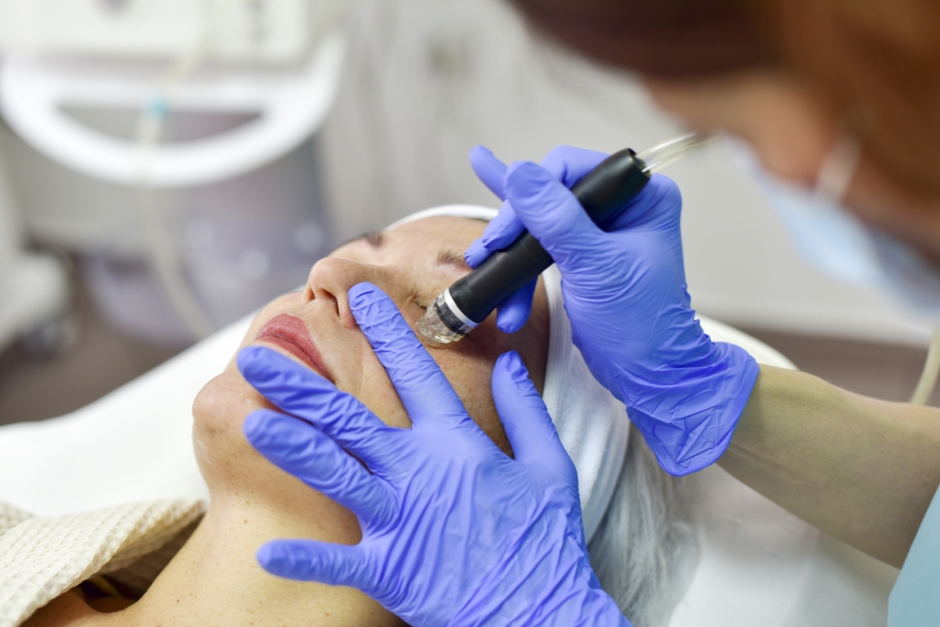 Hydrafacial tretman, doktorka radi hydrafacial tretman lica, hydrafacial tretman lica u estetskom centru Maara